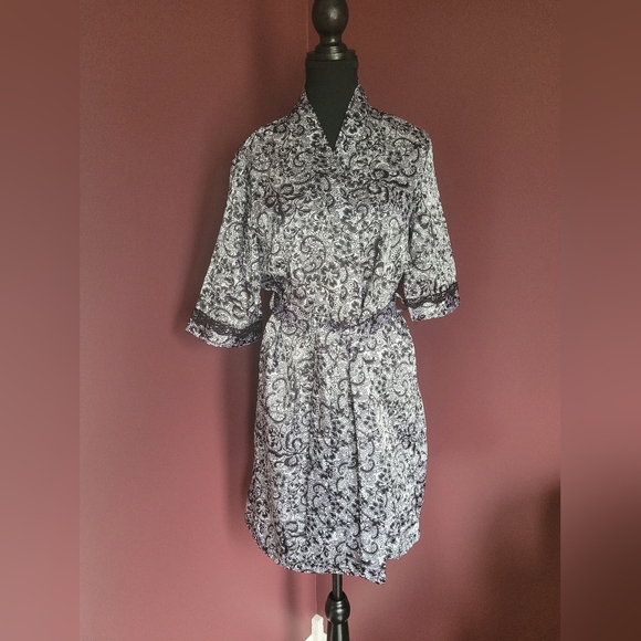 Like Med. New Silky Robe Medium - Picture 2 of 9